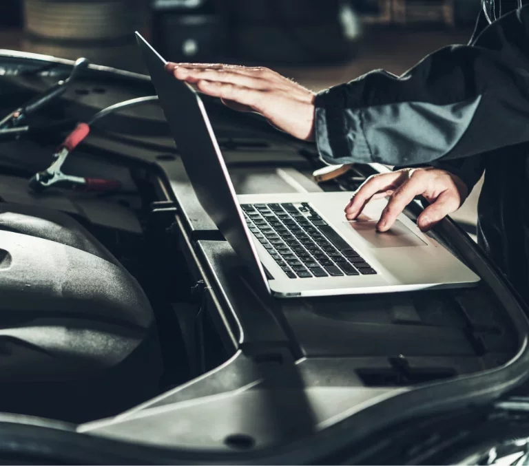 laptop używany do&nbsp;zdiagnozowania samochodu