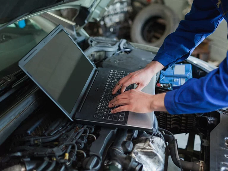 diagnostyka samochodu z&nbsp;użyciem komputera