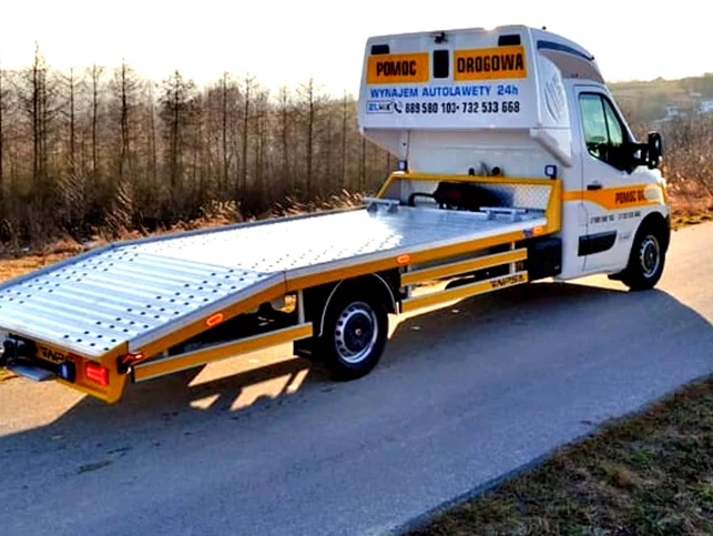 pojazd z&nbsp;lawetą na&nbsp;środku drogi